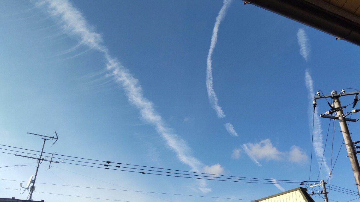 崩れていく、飛行機雲❗️