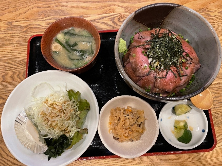 ローストビーフ丼定食