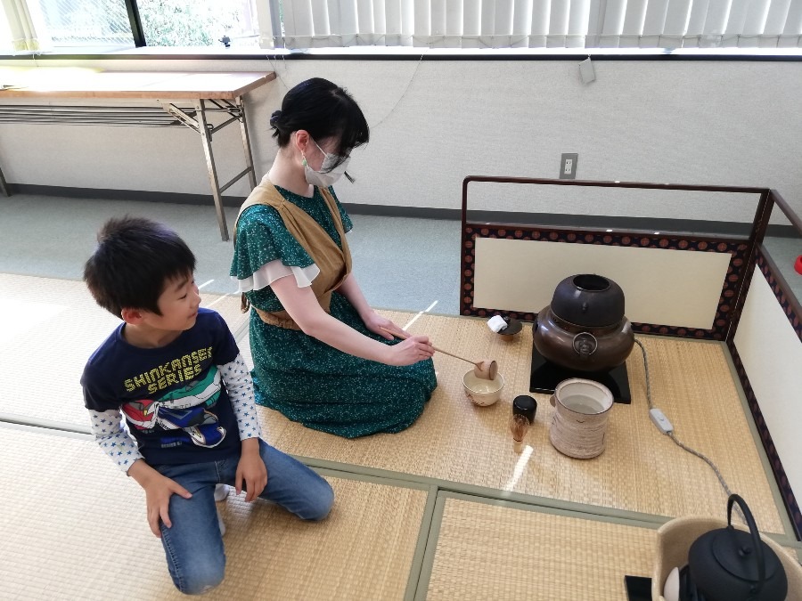 ママのそばで見学