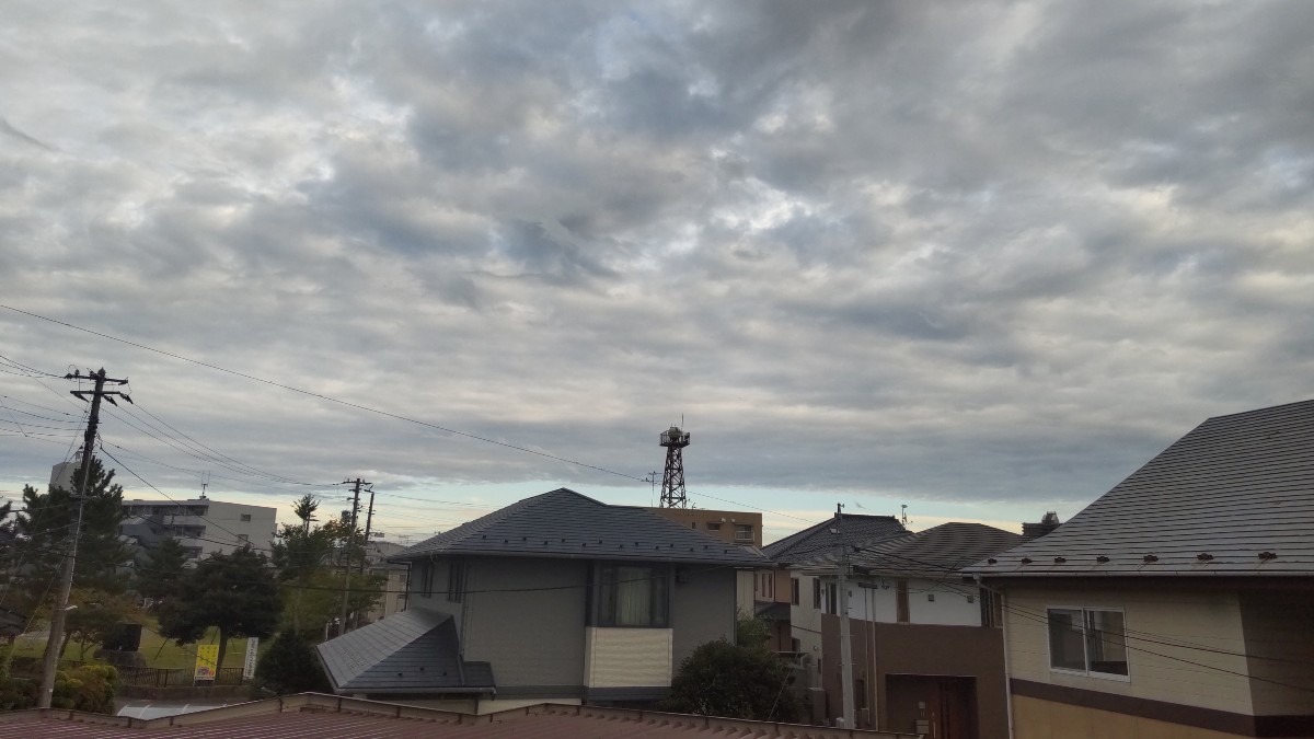 昨日の夕方の空。ドンヨリ。