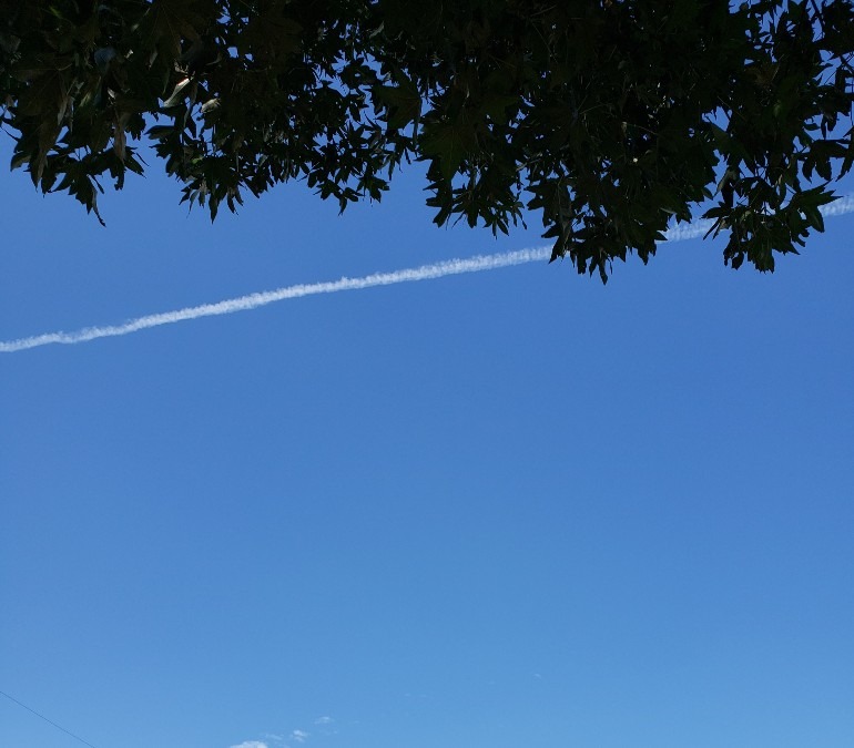 飛行機雲が空を横切る