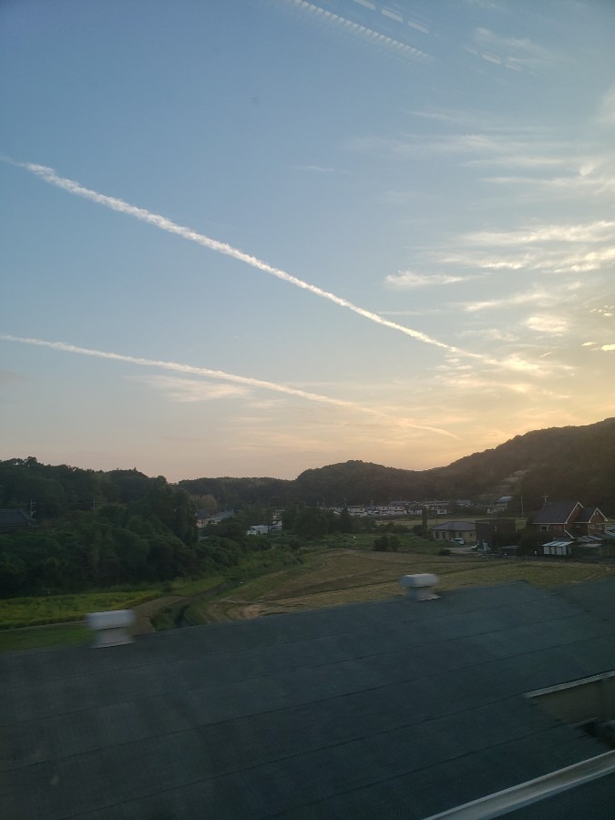 山口の空飛行機雲
