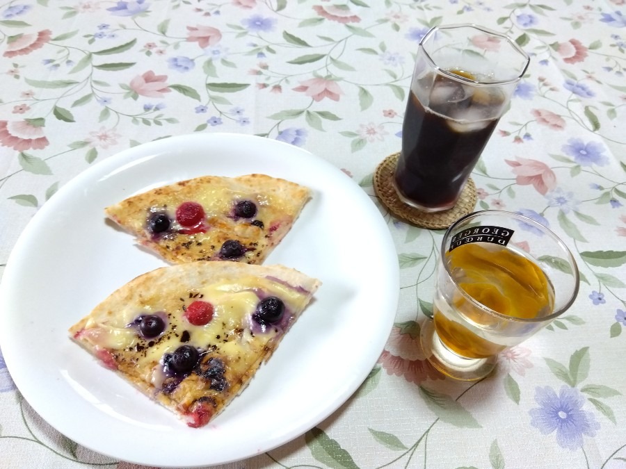 今日のおやつ☕はピザ🍕