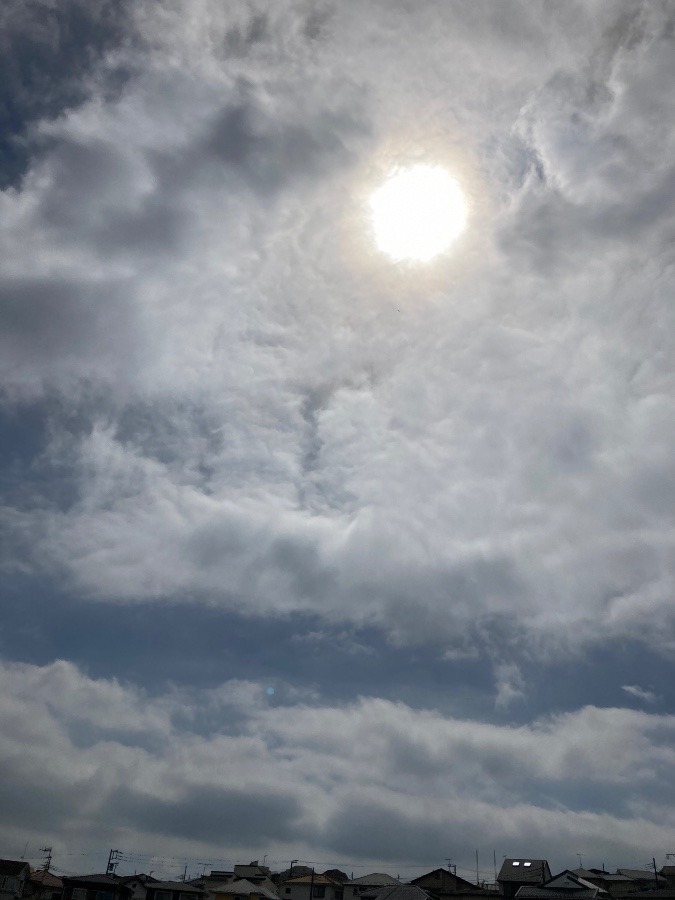 雲の多い空…。