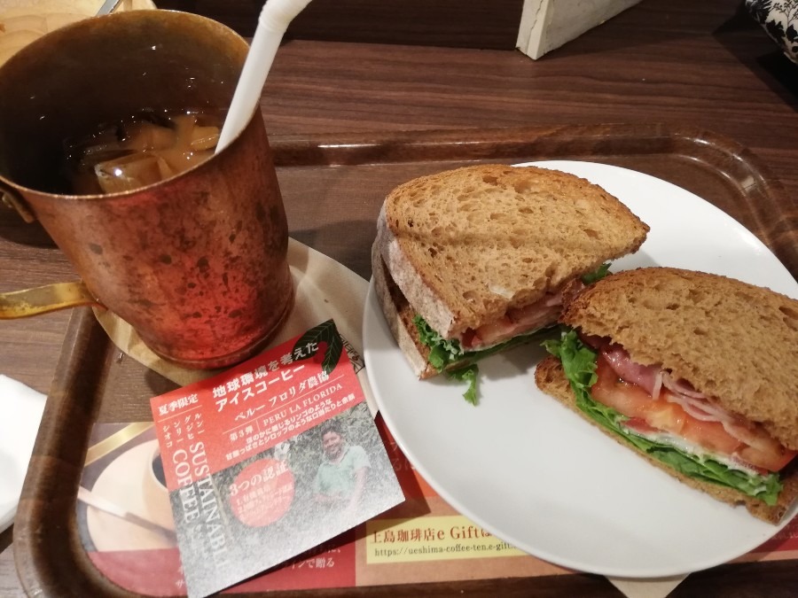 BLT サンドと夏期限定コーヒー