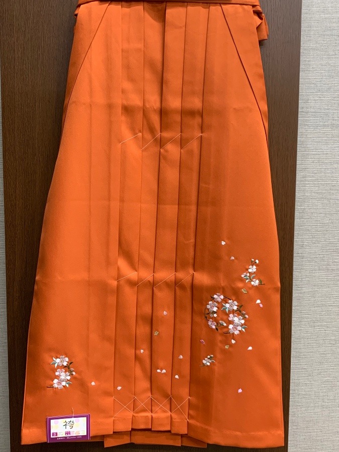 オレンジ色の袴