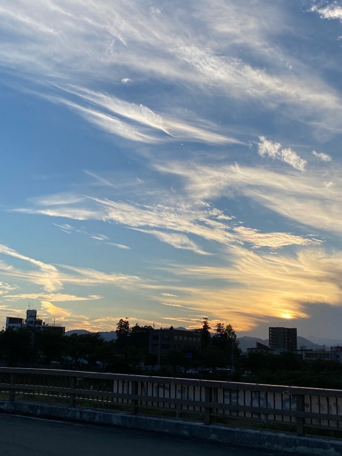 夕陽も彩雲☀️☀️☀️