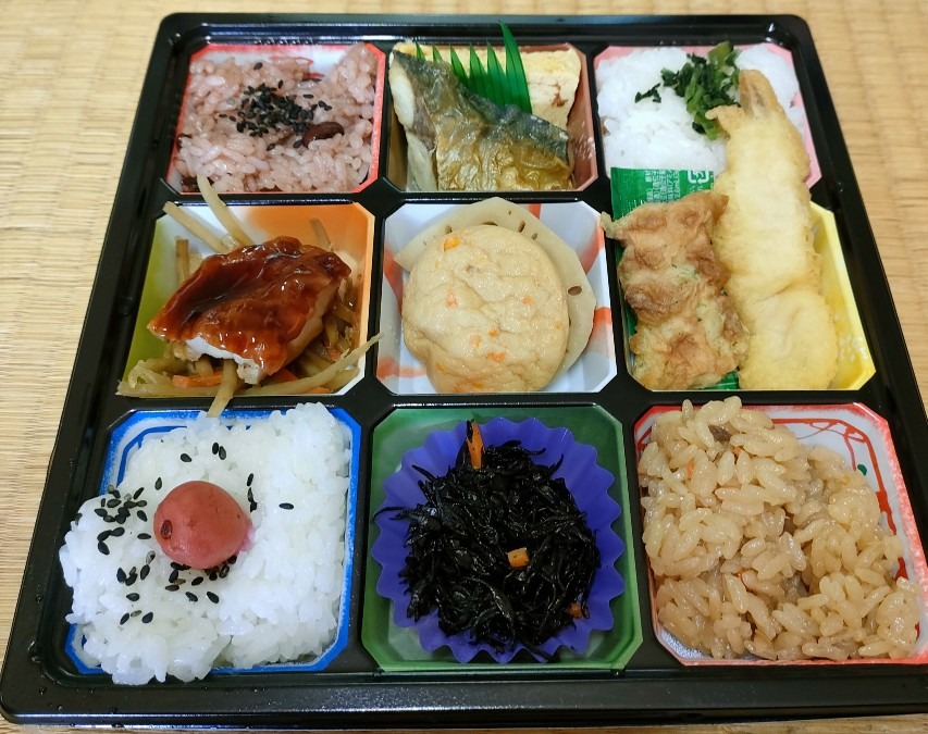 神社で頂いたお弁当