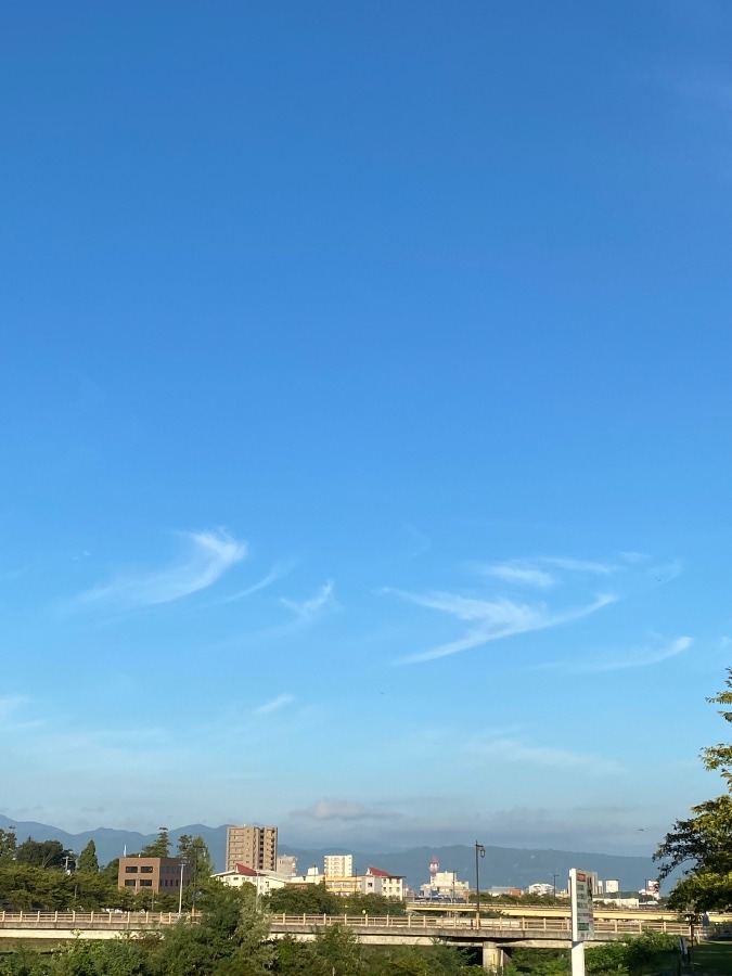 朝の河川敷の雲☀️☀️☀️