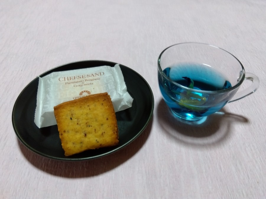 お土産のクッキー🍪とバタフライピーティー💙