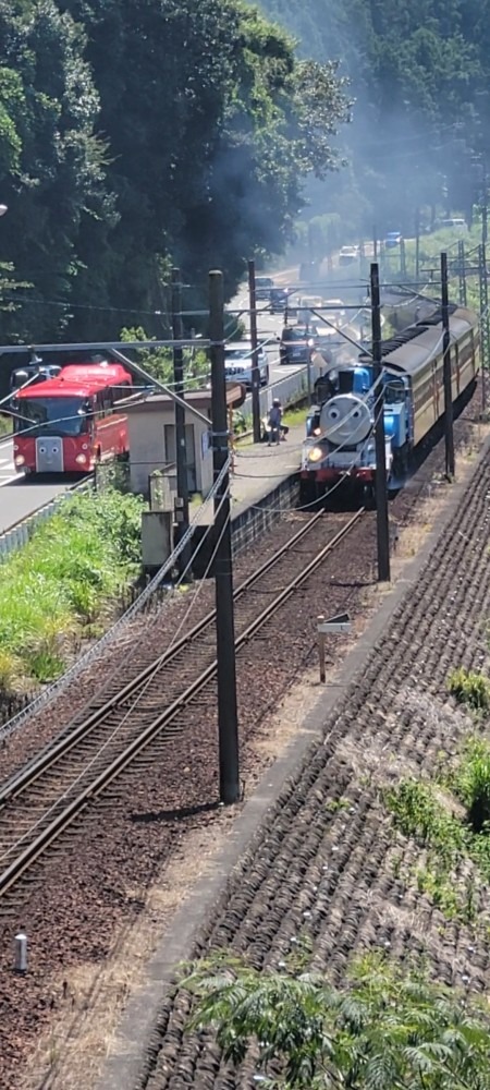 塩郷駅通過　いい勝負しています