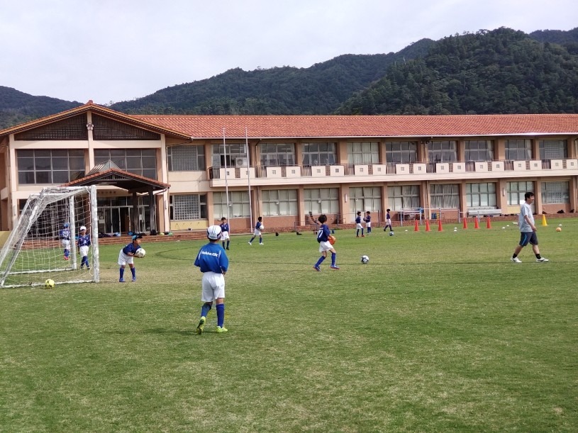 グラウンドのサッカー少年たち