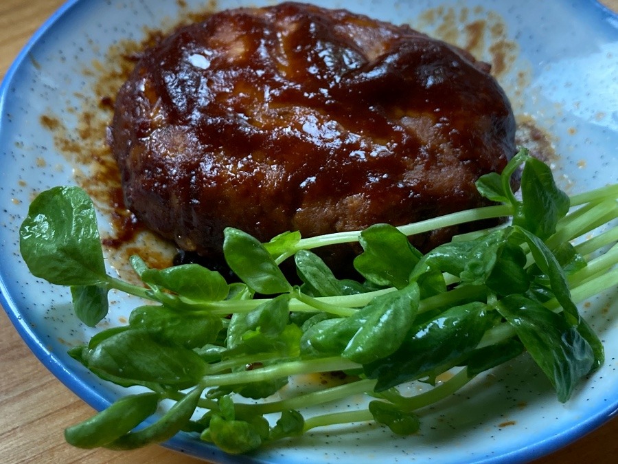 ハンバーグに添えた豆苗…。