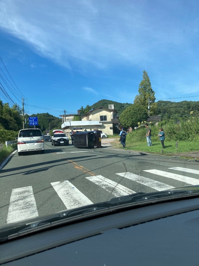 事故で車横転‼️