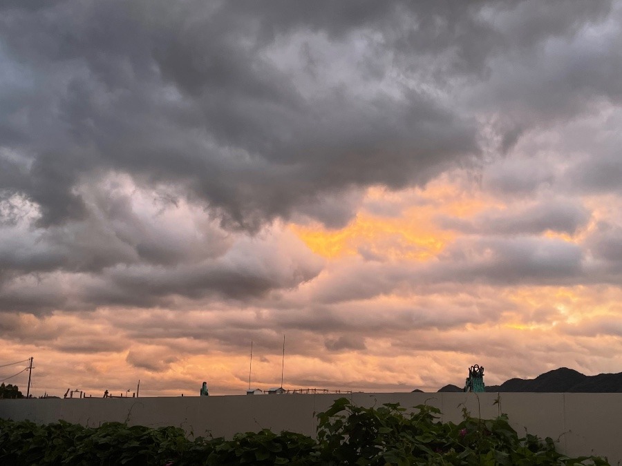 台風通り過ぎた後の夕やけ☺️