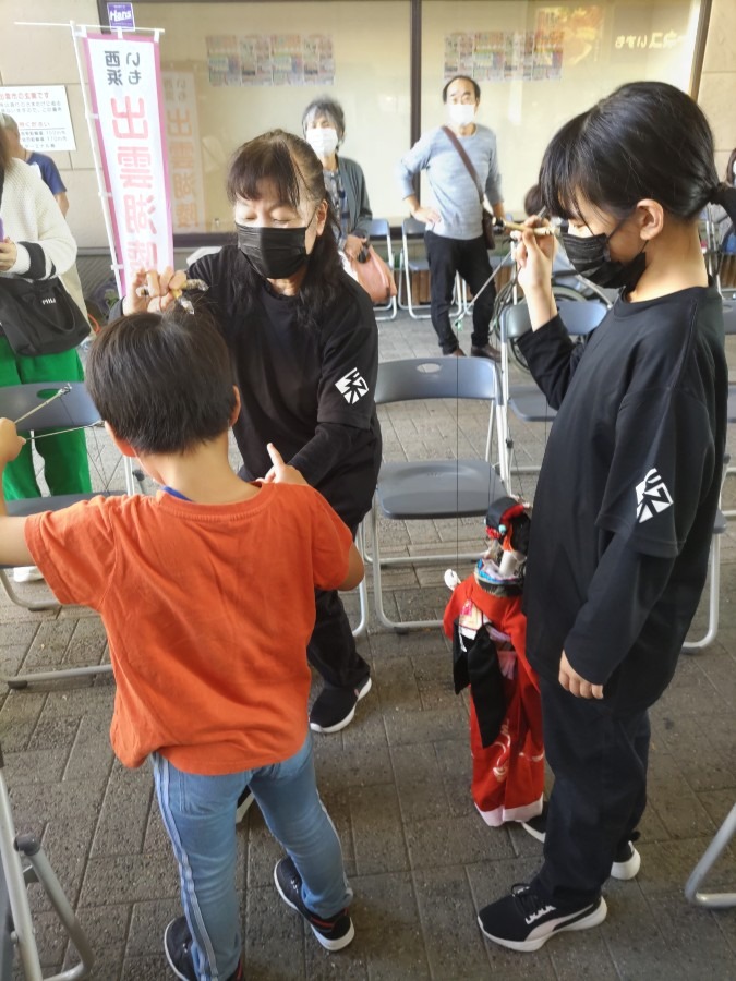 糸操り人形終演後のミニワークショップにて