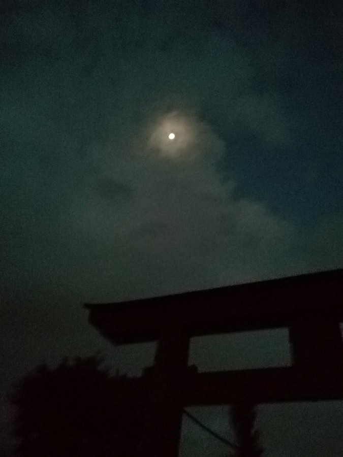 夜明け前の月