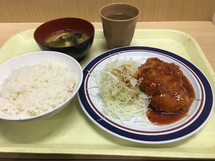 某大学の学食で昼食。何年振りかな？学食なんて。