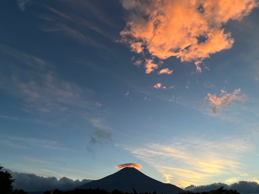 夕焼けと笠雲