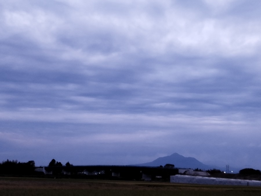 都城市（2022/10/12）今日の霧島😅↗️（西の空）