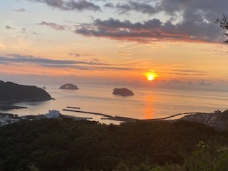 展望所から見た里港と日の出