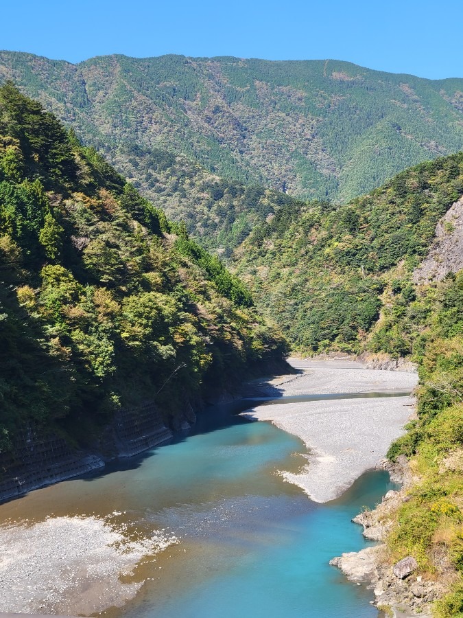 南アルプスあぷとライン　接岨峡温泉駅付近の山々