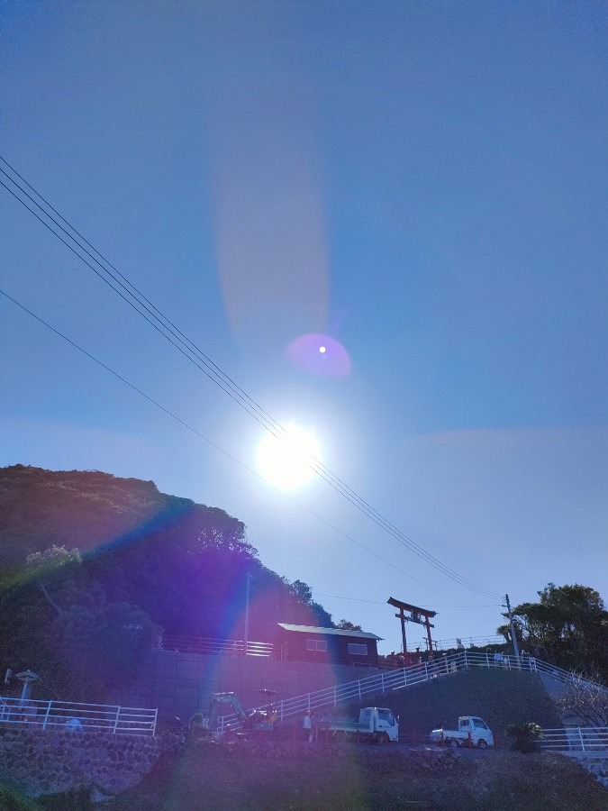 太陽のパワーを浴びてる元乃隅稲成神社大鳥居