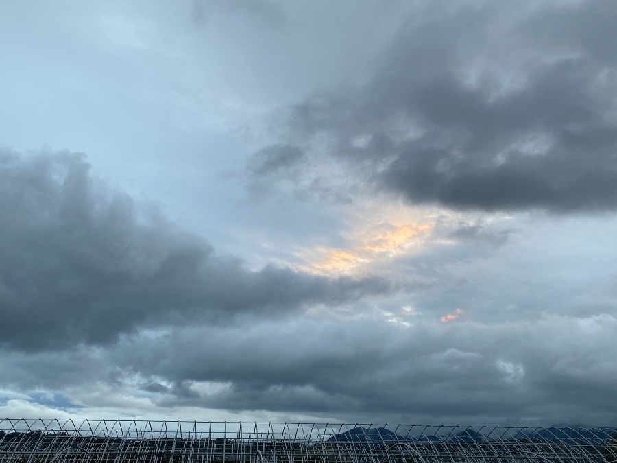 雲の隙間から