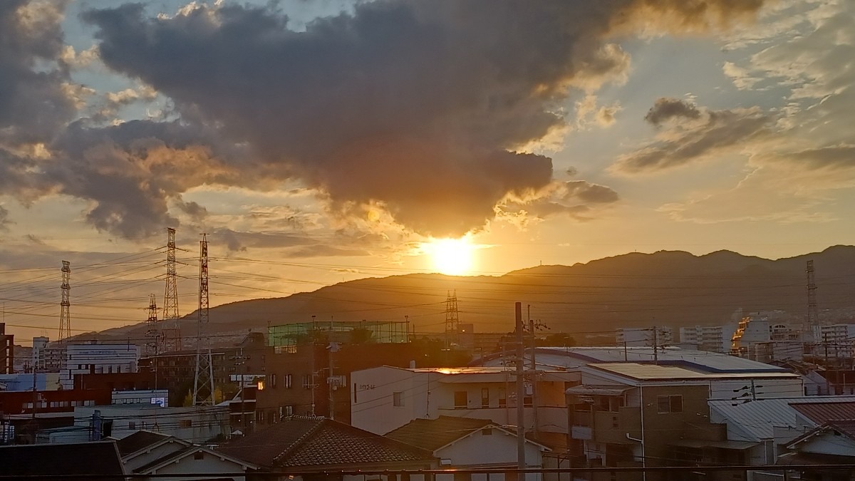 我が家から見える六甲山の夕陽
