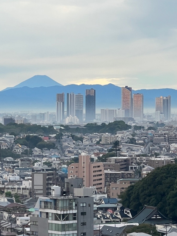 街からの幻想的な富士山
