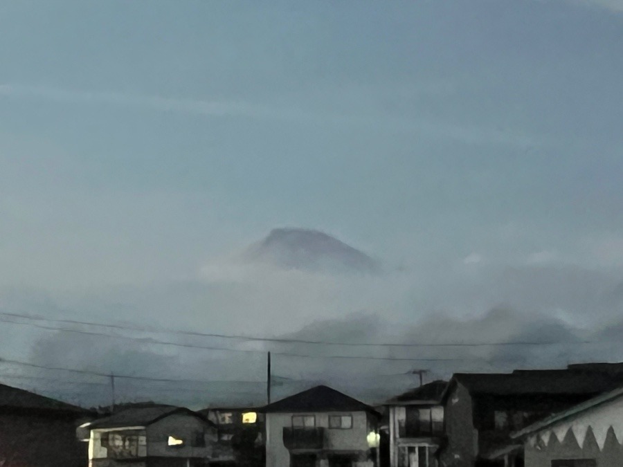 少し顔を出した富士山