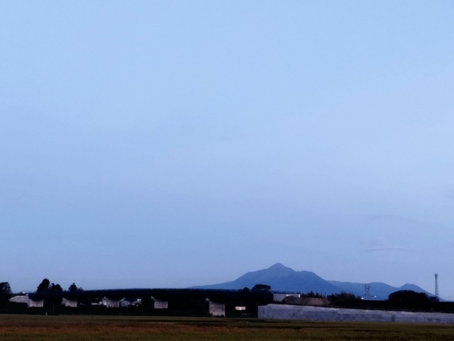 都城市（2022/10/19）今日の霧島😊↗️（西の空）