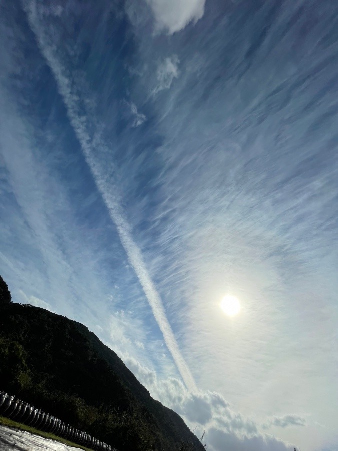 太陽と絹雲に飛行機の落書き❣️