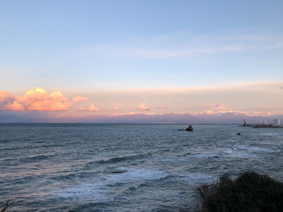 海のある風景（夕陽に染まる立山連峰）