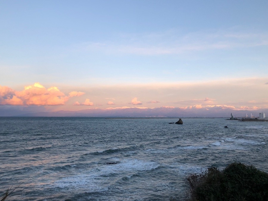 海のある風景（夕陽に染まる立山連峰）