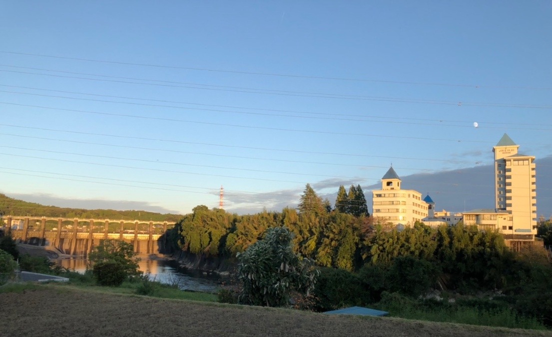 夕陽に照らされる⛰と🌓