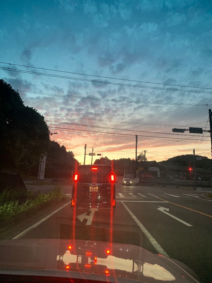 車窓からの日没前の空