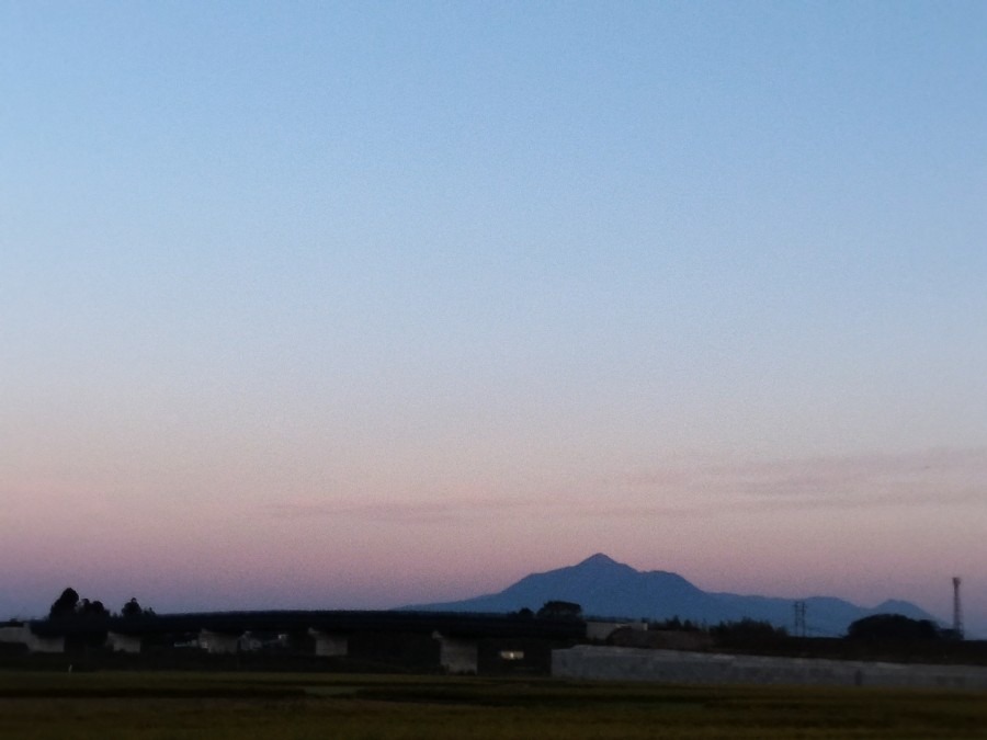 都城市（2022/10/24）今日の霧島😊↗️（西の空）