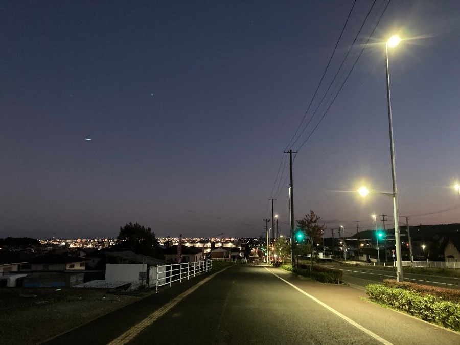 夕暮れの散歩も帰り道は日も落ちて