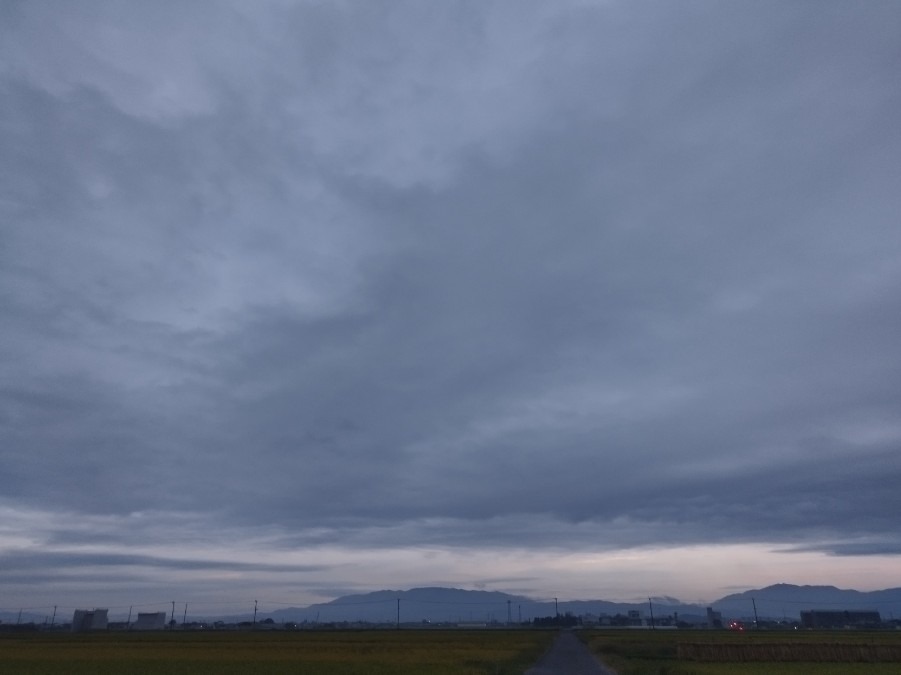 都城市（2022/10/7）今朝は曇り空😅❗（東の空）