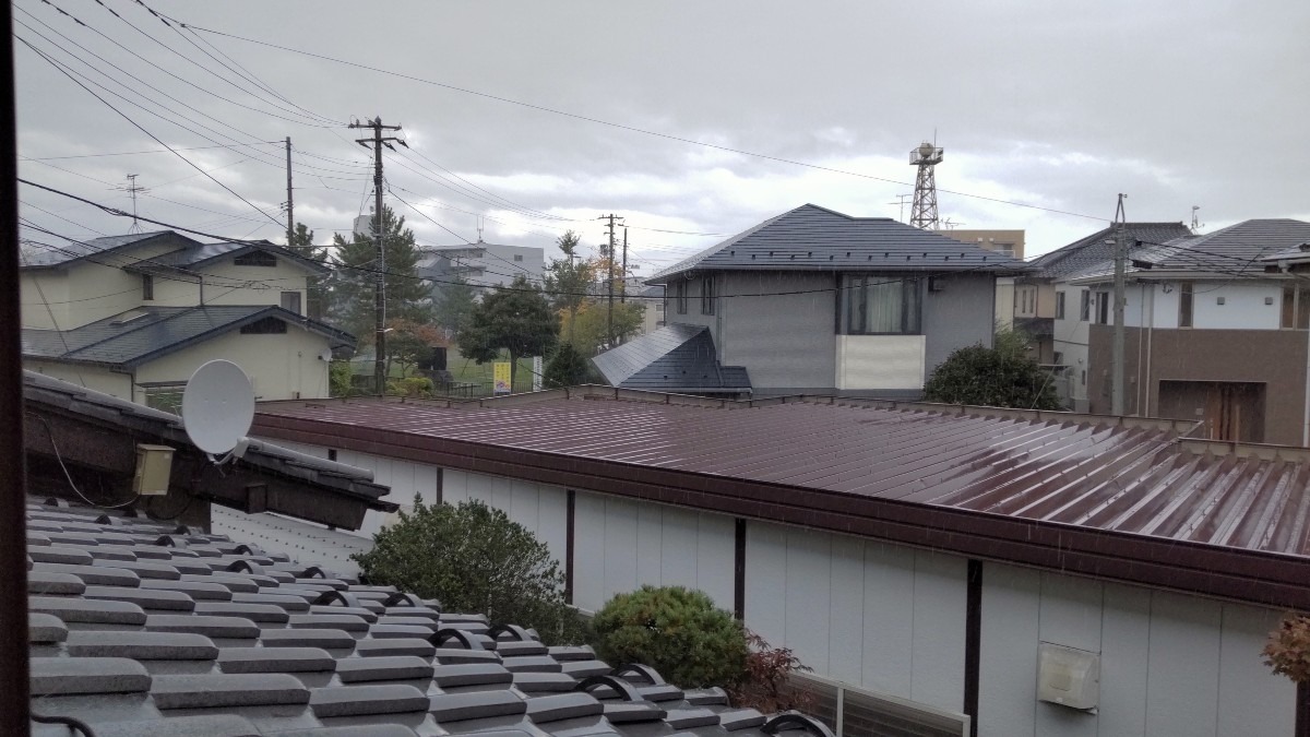 雨に濡れた町、屋根！