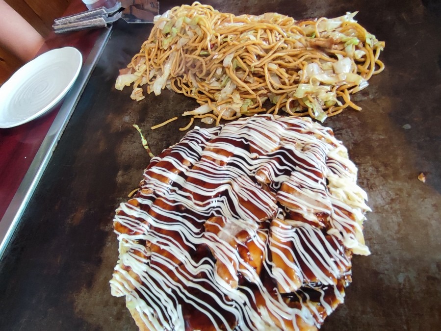 お好み焼きと焼きそばのコラボ😁🍴