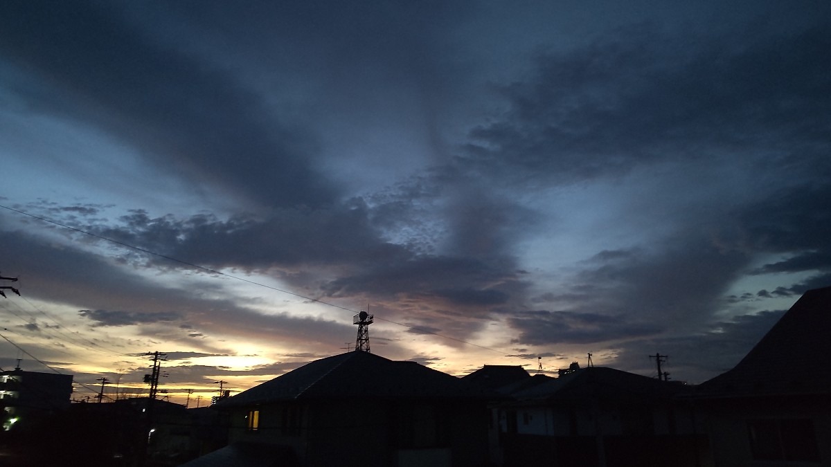 今朝(6時)の空です。