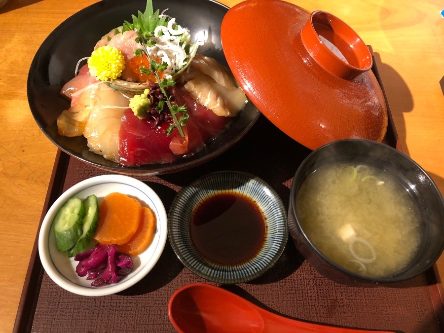 小田原駅で海鮮丼