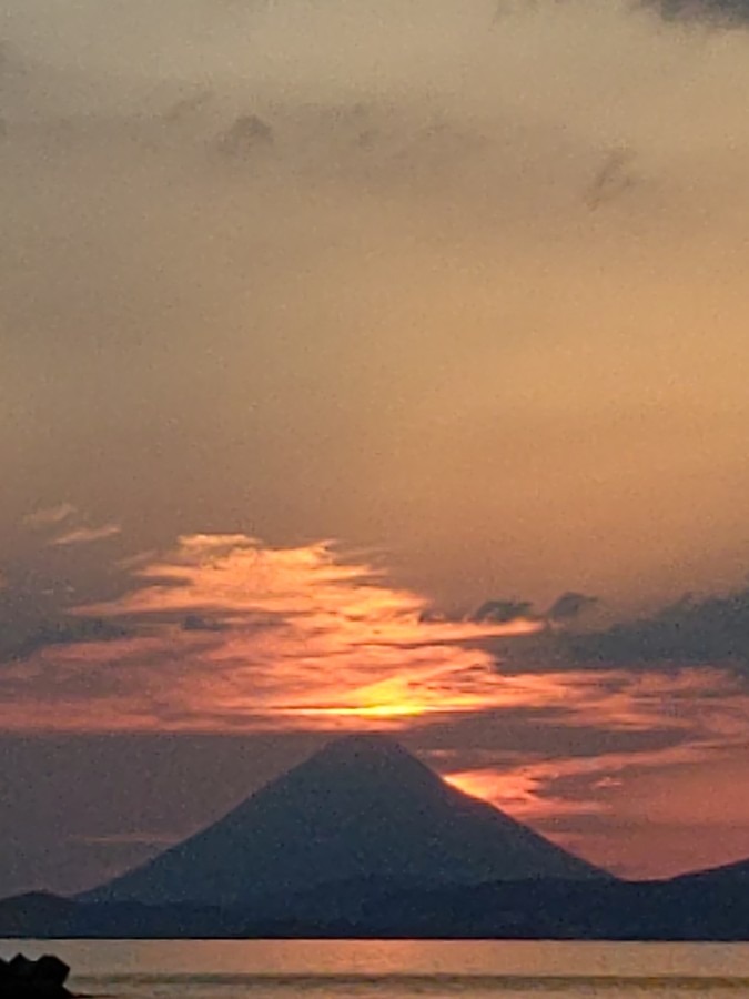 開聞岳の夕焼け🌇とうとう沈んだ！