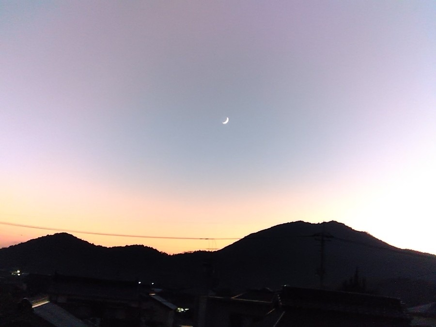 夕焼け空に月も