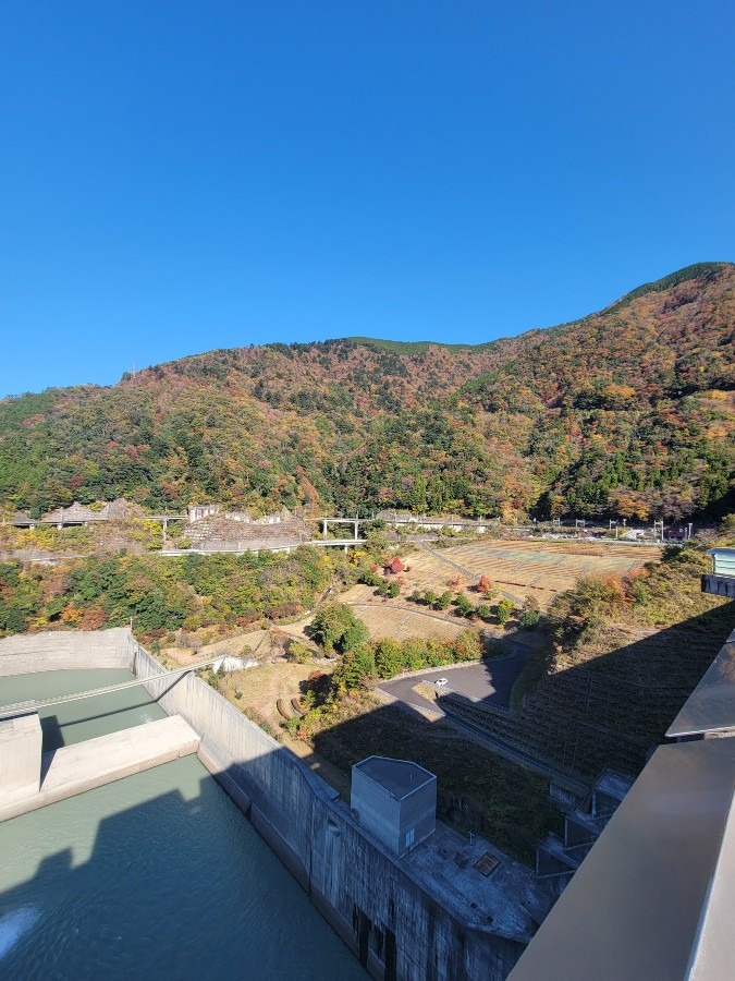 長島ダムから近くの山の紅葉を楽しんで来ました