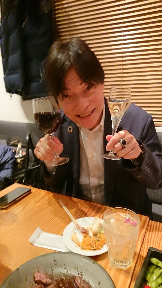 藤重先生、両手に酒🍷