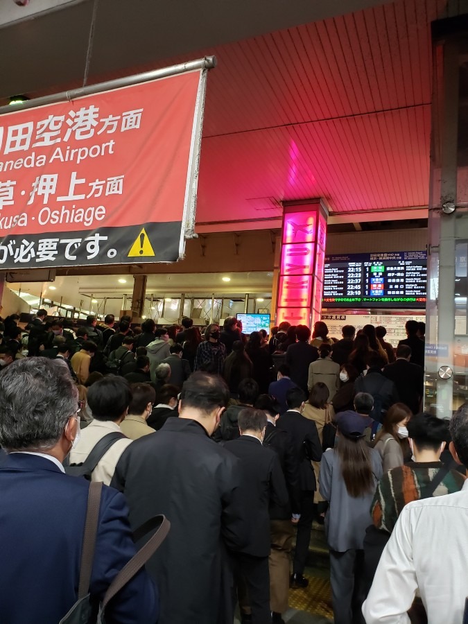 品川駅、電車が止まると、、、！