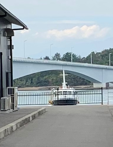 天草五島の橋の下を通過する船　⛴